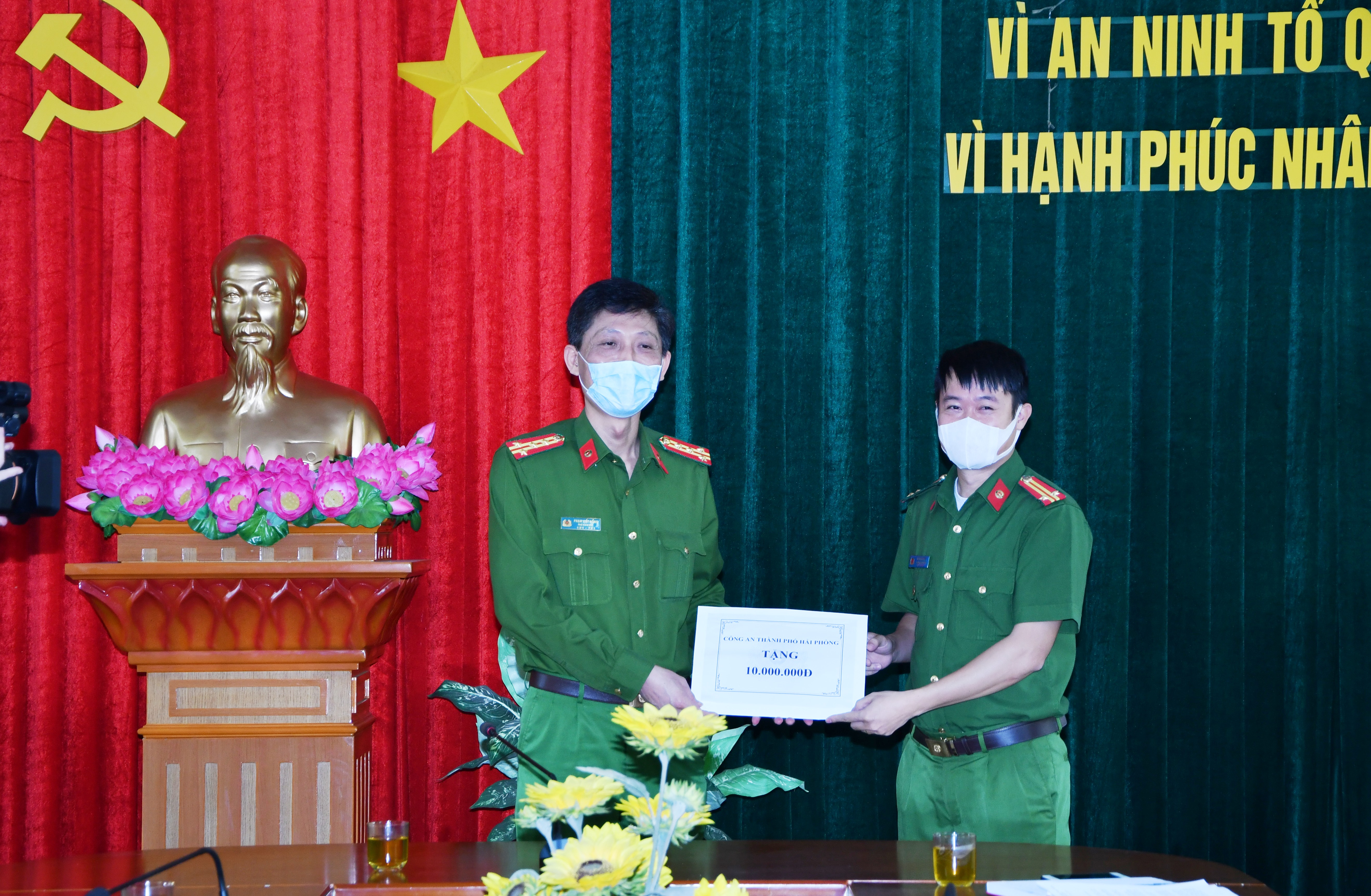 Đại tá Phạm Viết Dũng - Phó Giám đốc CATP thăm, tặng quà, động viên Công an các huyện Cát Hải và An Lão